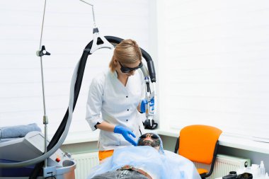 Kadınlar için lazer fotoregenasyon ve karbon soyma. Siyah yüz maskesi. Dermatoloji ve kozmetoloji. Cerrahi lazer kullanarak..