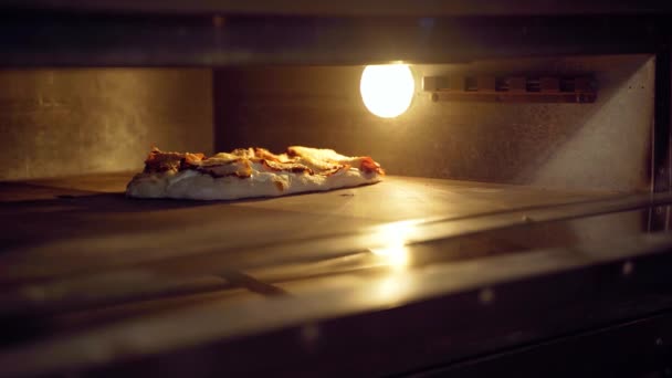 Шеф-повар готовит Pinsa romana с грушей, сыром, прошутто в коробке для доставки. Scrocchiarella изысканной итальянской кухни Холдинг традиционное блюдо. Доставка еды из пиццерии. — стоковое видео