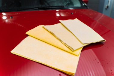 Arabanın kaputunda mikrofiber kumaşlar var..