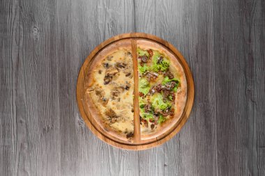 Etli pizza çeşitleri, salam, prosciutto, domates, dorblu peynir, mozzarella, parmesan, salata, ıspanak, ahşap tahtada kırmızı balık. Dört peynirli pizza, sezar, en iyi manzara..