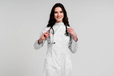 Coronavirus covid-19 'da steteskoplu doktor. Beyaz elbiseli hemşire beyaz arka planda.