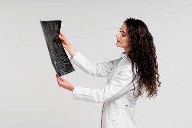 Viral pnömoni ve koronovirüs covid 19 teşhisi ve tedavisi için akciğerlerin tomografisi. Akciğerleri röntgenle tarayıp bir kızın akciğerlerinin fotoğrafını almak.