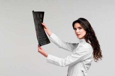 Güzel bir genç kızın baş ağrısını tedavi etmesi için beyin ve kafatası tomografisi. Lazer taraması ve kafatası ve beynin röntgen görüntüsü. Sağlık sigortası tedavisi