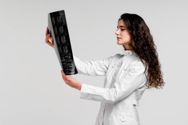 Viral pnömoni ve koronovirüs covid 19 teşhisi ve tedavisi için akciğerlerin tomografisi. Akciğerleri röntgenle tarayıp bir kızın akciğerlerinin fotoğrafını almak.