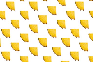 Beyaz arka planda tropik turunçgil meyvelerinin ananas desenli karışımı.