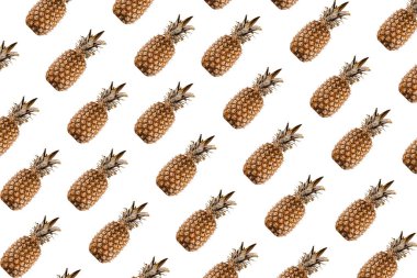 Beyaz arka planda tropik turunçgil meyvelerinin ananas desenli karışımı.