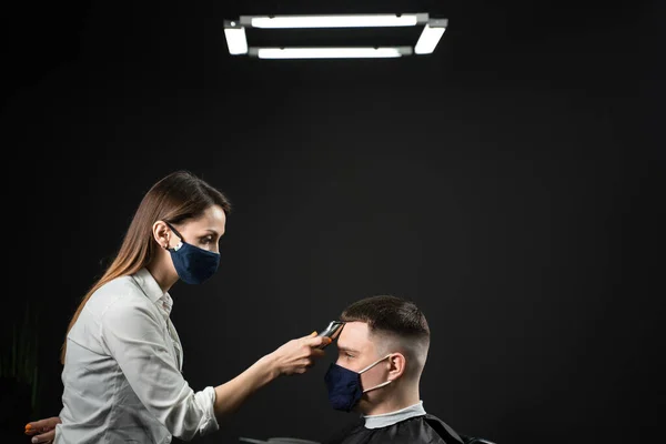Cliente Barbearia Máscara Médica Para Proteção Contra Coronavírus Covid Fazendo — Fotografia de Stock