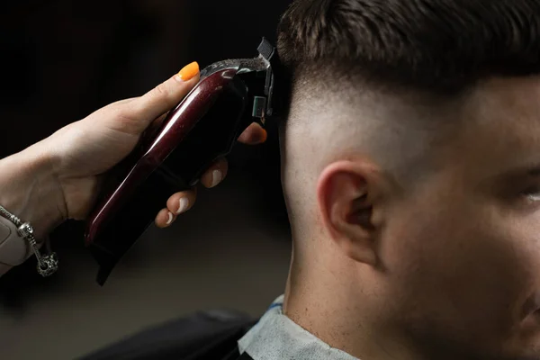 Mulher Barbeiro Fazendo Penteado Barbearia Usando Clipper Cabeleireiro Corte Cabelo — Fotografia de Stock