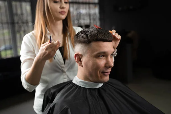 Woman Barber Making Hairstyle Barbershop Using Clipper Hairdresser Cutting Hair — Stock Photo, Image