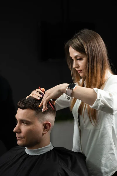 Corte Cabelo Styling Barbearia Para Homem Bonito Mulher Fazendo Penteado — Fotografia de Stock