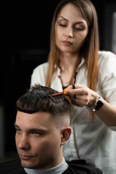 Serviço Barbearia Cortar Cabelo Penteado Para Homem Bonito — Fotografia de Stock