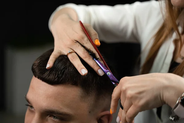 Corte Cabelo Styling Barbearia Para Homem Bonito Mulher Fazendo Penteado — Fotografia de Stock