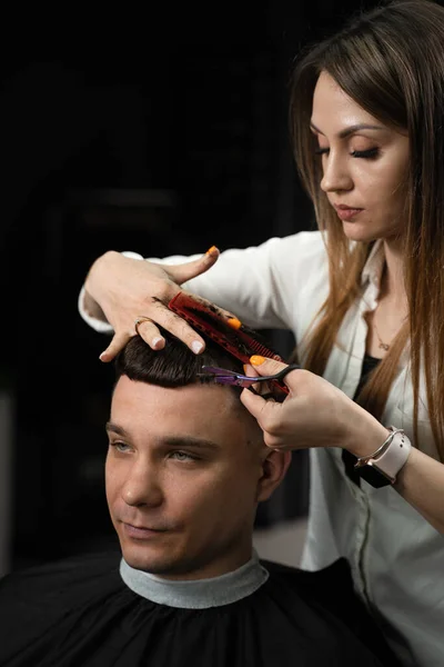 Haircut Styling Barbershop Handsome Man Woman Making Hairstyle Using Scissors — Stock Photo, Image