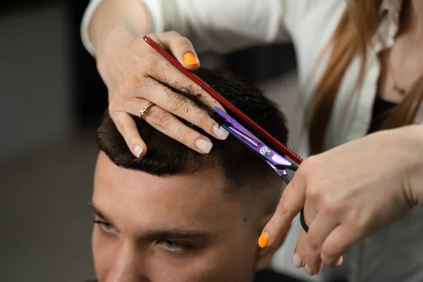 Corte Cabelo Styling Barbearia Para Homem Bonito Mulher Fazendo Penteado — Fotografia de Stock