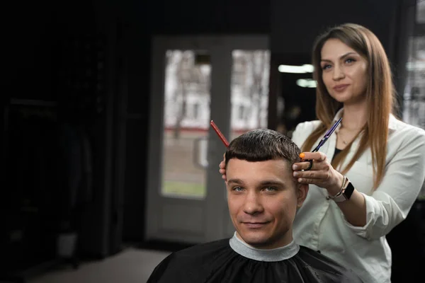 Fryzura Stylizacja Salonie Fryzjerskim Dla Przystojnego Mężczyzny Kobieta Robi Fryzurę — Zdjęcie stockowe