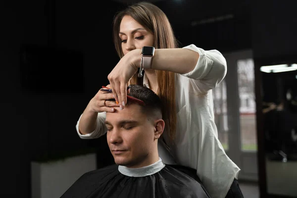 Corte Cabelo Styling Barbearia Para Homem Bonito Mulher Fazendo Penteado — Fotografia de Stock