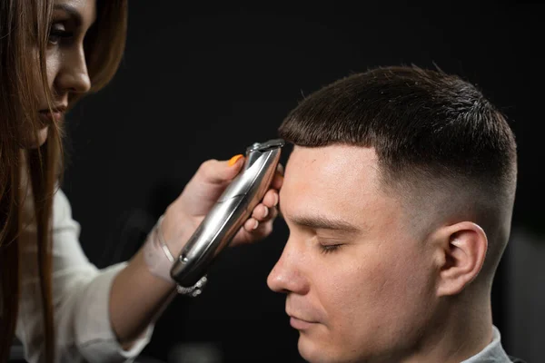 Taglio Colpi Bell Uomo Barbiere Parrucchiere Donna Rendendo Stile Dei — Foto Stock