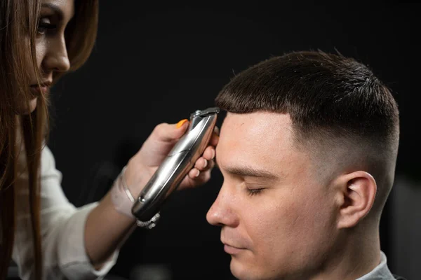 Aparar Franjas Homem Bonito Barbearia Cabeleireiro Mulher Fazendo Estilo Cabelo — Fotografia de Stock