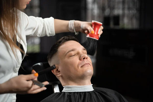 Serviço Barbearia Cortar Cabelo Penteado Para Homem Bonito — Fotografia de Stock