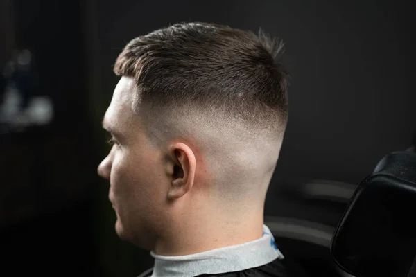 Obsluha Holičství Stříhání Vlasů Účes Pro Pohledného Muže — Stock fotografie