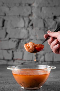 Tom geleneksel Tayland yemeği karidesli tatlı patates çorbası. Tom karides, tavuk, balık ya da diğer deniz ürünleriyle baharatlı ve ekşi çorba