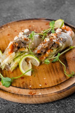 Yumurtalı Çin böreği geleneksel sağlıklı fast food..