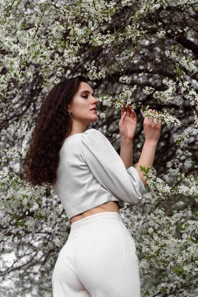Дівчина Торкається Нюхає Гілку Білого Квітучого Дерева Медичної Маски Весняна — стокове фото