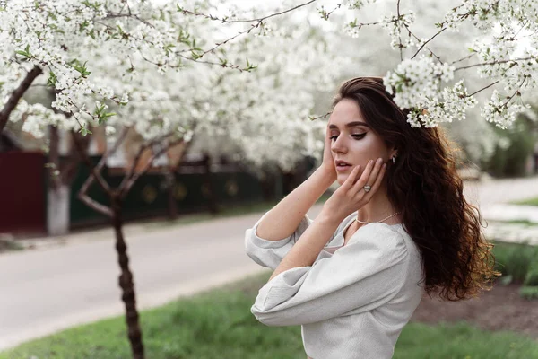 Lebensstil Frühling Model Posiert Der Nähe Von Weiß Blühenden Bäumen — Stockfoto