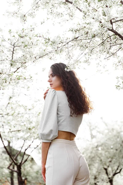 Bella Ragazza Vicino Alberi Fiore Nel Parco Passeggiata All Aperto — Foto Stock