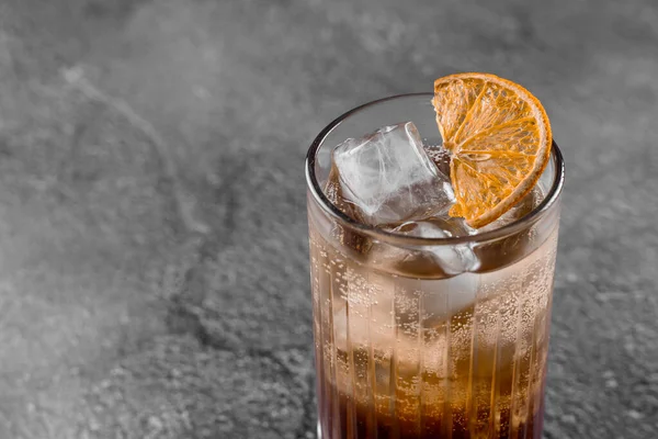 Cocktail Vetro Con Cola Alcool Ghiaccio Arancia Secca Decorata Sfondo — Foto Stock