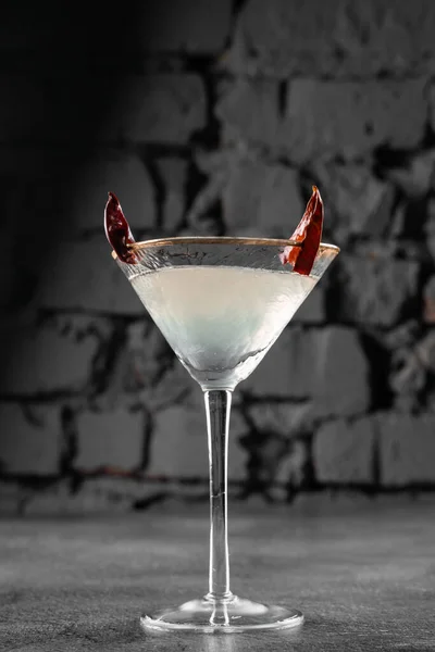 Cocktail Glas Met Chili Grijze Achtergrond Duivelse Alcohol Drank — Stockfoto