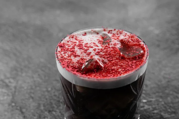 Cóctel Con Cola Crema Hielo Polvo Fresa Liofilizado Sobre Fondo — Foto de Stock