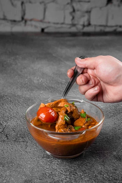 Suppe Mit Fleisch Pilzen Tomaten Durchsichtiger Schüssel Auf Grauem Hintergrund — Stockfoto