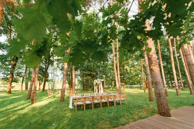 Ormanda köy dekorasyonu olan bir düğün masası. Evlilik kutlaması güzel bir yerde.