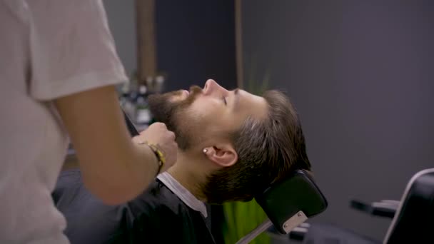 Barber Está Afeitando Barba Bigote Para Cliente Guapo Recortar Barba — Vídeos de Stock