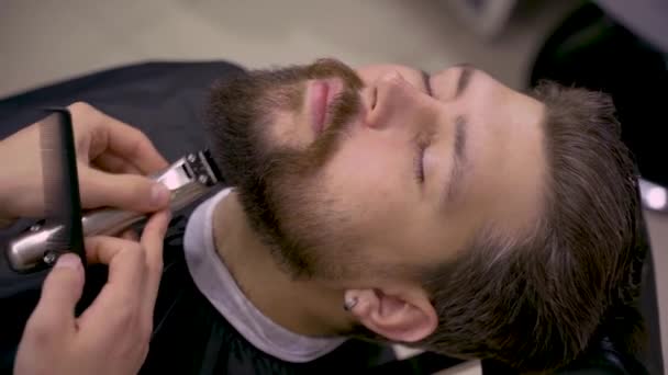 Barber Está Afeitando Barba Bigote Para Cliente Guapo Recortar Barba — Vídeos de Stock