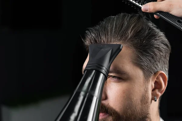 Κουρέας Στεγνώνει Μαλλιά Ενός Όμορφου Γενειοφόρου Άντρα Μετά Από Ένα — Φωτογραφία Αρχείου