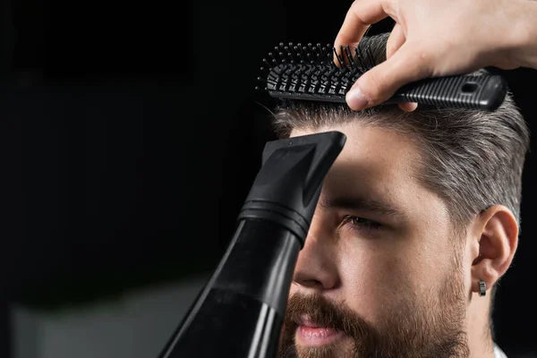 Barbeiro Seca Cabelo Homem Barbudo Bonito Depois Corte Cabelo Moda — Fotografia de Stock