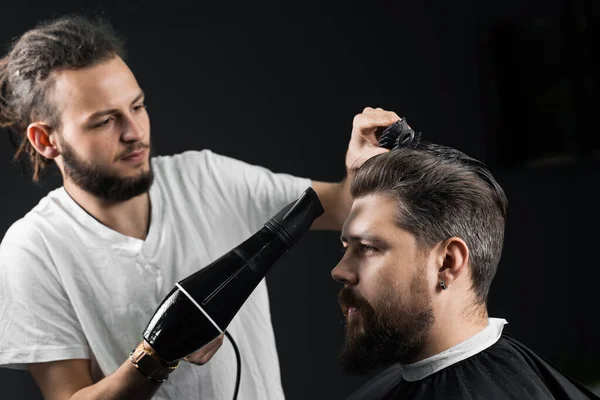 Barbeiro Seca Cabelo Homem Barbudo Bonito Depois Corte Cabelo Moda — Fotografia de Stock