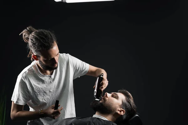 Barba Afeitándose Peluquería Peluquero Con Rastas Recortar Hombre Barbudo Guapo — Foto de Stock