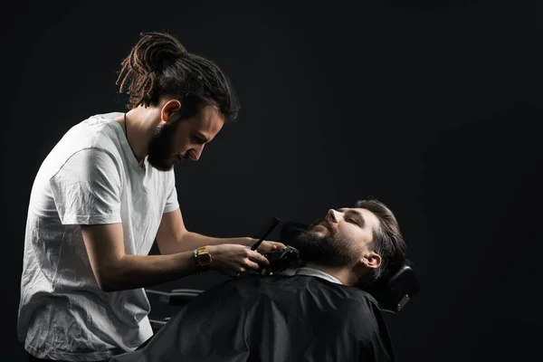 Barba Barbear Barbearia Barbeiro Com Dreadlocks Aparar Homem Barbudo Bonito — Fotografia de Stock