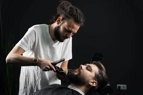 Barba Barbear Barbearia Barbeiro Com Dreadlocks Aparar Homem Barbudo Bonito — Fotografia de Stock