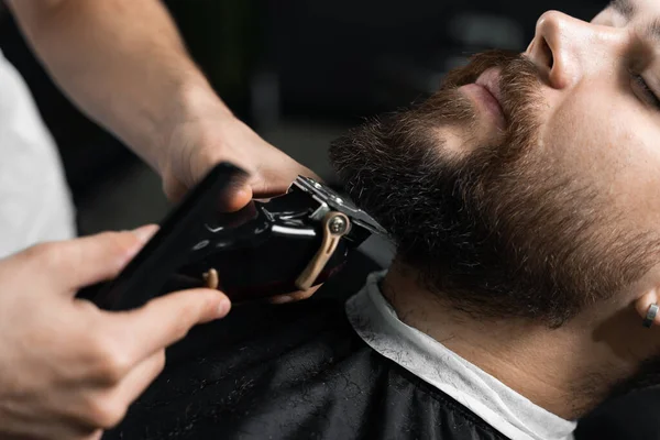 Bonito Barbudo Tem Cabelo Barba Cortados Barbearia Dreadlock Barbeiro Corta — Fotografia de Stock