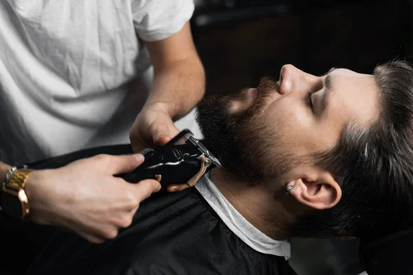 Tagliare Barba Con Una Macchina Barba Pubblicità Barbiere Salone Bellezza — Foto Stock