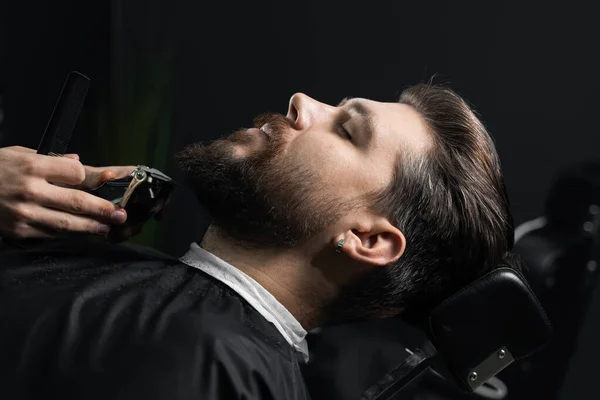 Aparar Barba Com Uma Máquina Barbear Publicidade Para Barbearia Salão — Fotografia de Stock