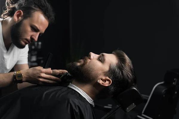 Recortar Barba Con Una Máquina Afeitar Publicidad Para Peluquería Salón —  Fotos de Stock