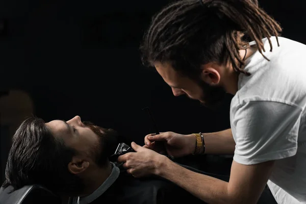 Aparar Barba Com Uma Máquina Barbear Publicidade Para Barbearia Salão — Fotografia de Stock