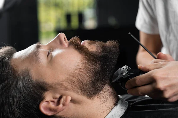 Recortar Barba Con Una Máquina Afeitar Publicidad Para Peluquería Salón —  Fotos de Stock