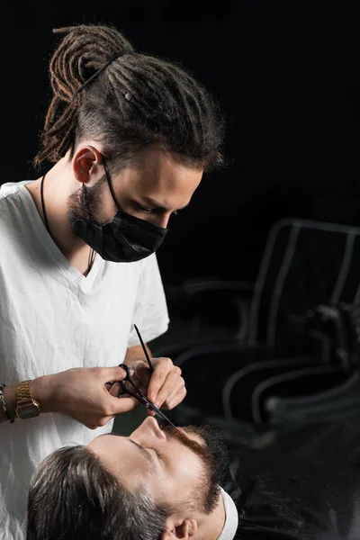 Bigode Barbear Barbearia Barbeiro Com Dreadlocks Preto Máscara Médica Guarnição — Fotografia de Stock