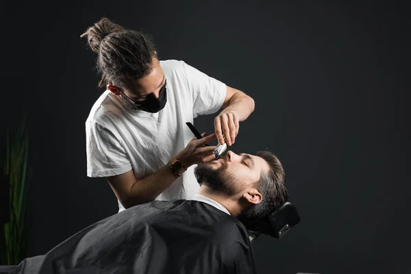 Bigode Barbear Barbearia Barbeiro Com Dreadlocks Preto Máscara Médica Guarnição — Fotografia de Stock